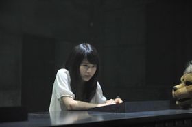 怯える表情もキュートな有村架純の視線の先には？