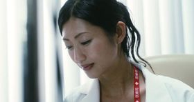過激なエロスをふりまく壇蜜が“優しい女医さん”に変身！