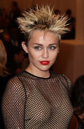 過激露出で話題のマイリー・サイラスが、ミュージックビデオでヌードを披露