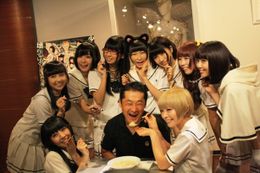 でんぱ組.inc、山谷花純、小宮有紗に囲まれ、笑顔の坂本監督