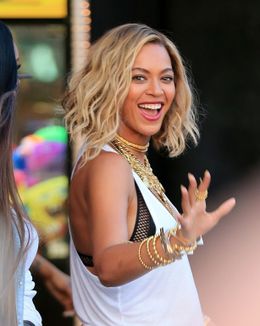 ステージで興奮した上半身裸の男性に抱き付かれてしまったビヨンセ