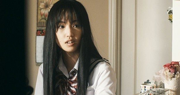 17歳の奈緒子を演じる間宮夕貴。普通の女子高生だったが、ある日、隣家の男に拉致監禁されてしまう