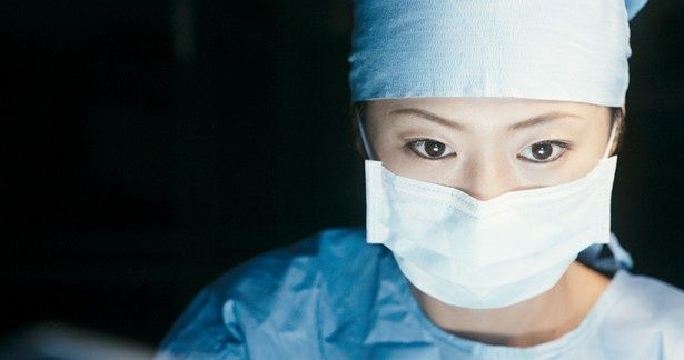 手術中は真剣さを帯びたこの表情
