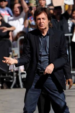 ロサンゼルスでフリーコンサートを敢行したポール・マッカートニー