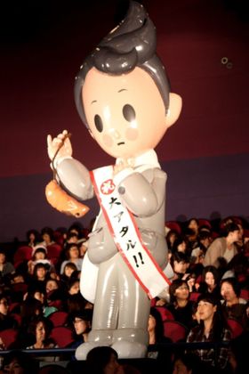 中居正広と共に巨大バルーン“大アタル”が登場！