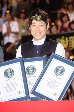 3つのギネス世界記録TMの認定証を手にした阿部サダヲ