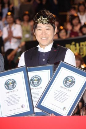 3つのギネス世界記録TMの認定証を手にした阿部サダヲ