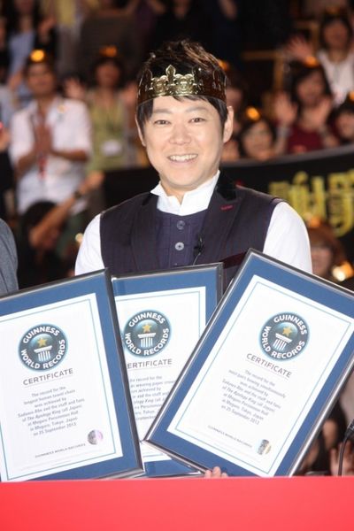 3つのギネス世界記録TMの認定証を手にした阿部サダヲ