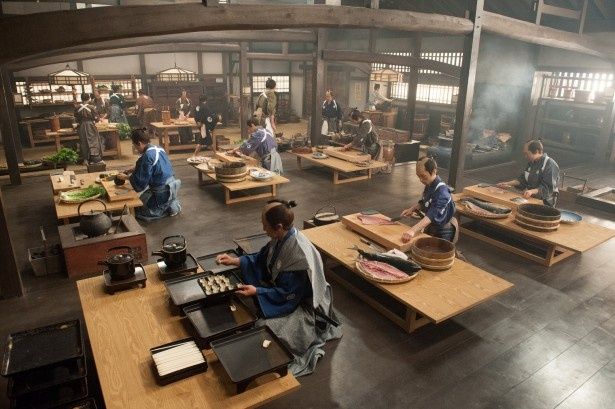 料理をするシーンが多く、上戸は「包丁の形がとても大きく違っていて驚きました」とコメント