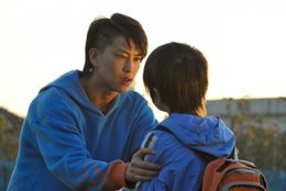 「仮面ライダー鎧武」ではストリートダンスに興じる青年に扮するが、本作では高校生ならではの幼さも感じさせ、また違った表情が見られる