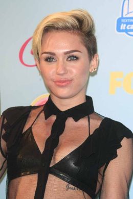 マイリー・サイラスの過激パフォーマンスの原因はデミ・ムーアの離婚にあった？