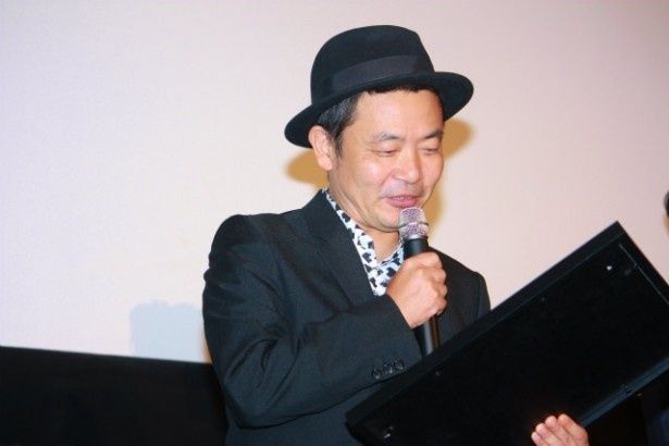 賞状を手にした園子温監督