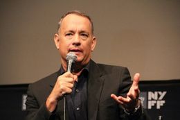 神妙な顔で、時にはジャーナリストにチクリと嫌味も投げかけるトム・ハンクス。3度目のオスカー獲得に期待がかかる