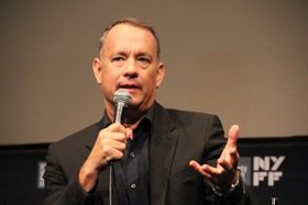 神妙な顔で、時にはジャーナリストにチクリと嫌味も投げかけるトム・ハンクス。3度目のオスカー獲得に期待がかかる