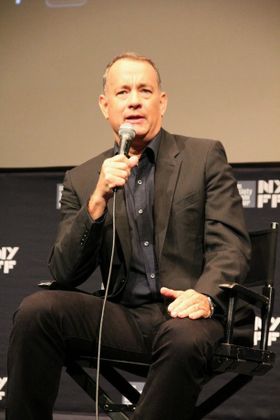 ジャーナリストに嫌味を言いながら、会場を笑いに巻き込む手腕をみせたトム・ハンクス