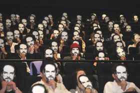 300人以上のファンがジョブズのお面で記念撮影！