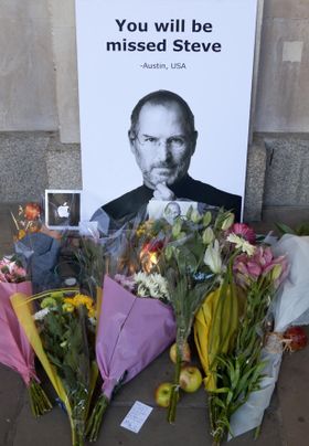 没後、世界中でジョブズに花が手向けられた