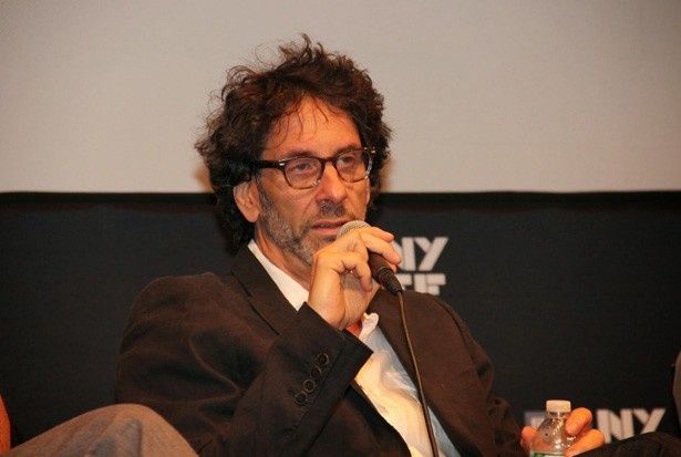 気難しい顔で記者の質問に淡々と答える兄・ジョエル監督