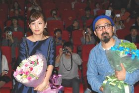釜山映画祭で舞台挨拶を行った前田敦子と山下敦弘監督