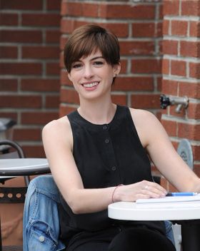 髪が思うように伸びず、悩んでいるアン・ハサウェイ