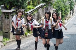 カメラを持ったセーラー服女子が瑞々しい！写真は田中美麗が主演を務める『写真って何？』のワンシーン