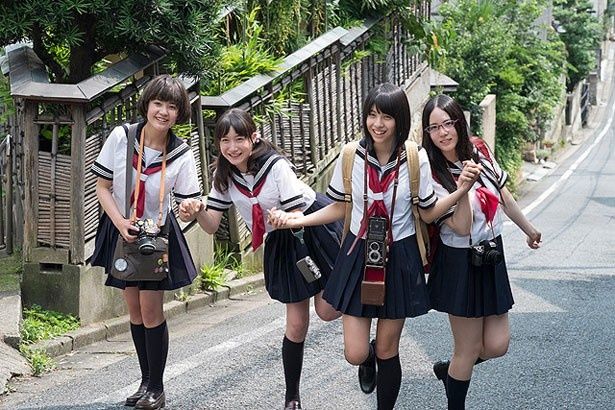 カメラを持ったセーラー服女子が瑞々しい！写真は田中美麗が主演を務める『写真って何？』のワンシーン