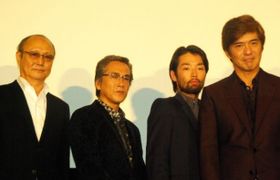 舞台挨拶の檀上から現在続々と発表されているノーベル賞に対し「ノーベル平和賞を狙える作品です。ここにいる全員でノーベル平和賞を目指します！」と語った一同