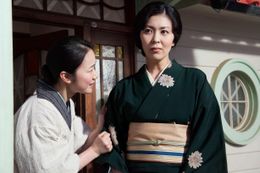 奥様・時子(松たか子)と女中・タキ(黒木華)のやり取りに注目！