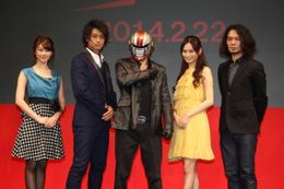 劇場版「仮面ティーチャー」の完成報告会見に登場した(左から)原幹恵、斎藤工、仮面ティーチャー、大政絢、守谷賢太郎監督