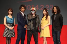 劇場版「仮面ティーチャー」の完成報告会見に登場した(左から)原幹恵、斎藤工、仮面ティーチャー、大政絢、守谷賢太郎監督