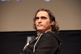 ジェームズ・グレイ監督作『The Immigant』に主演し、ニューヨーク映画祭の会場に姿を現したホアキン・フェニックス