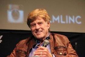 主演作『All is Lost』の上映でニューヨーク映画祭の会場に登壇したロバート・レッドフォード。なんと御年77歳！