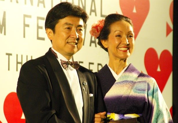 オープニングセレモニーの司会を務めた笠井信輔と服部真湖