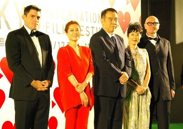 【写真を見る】グリーンカーペットでの審査員たち