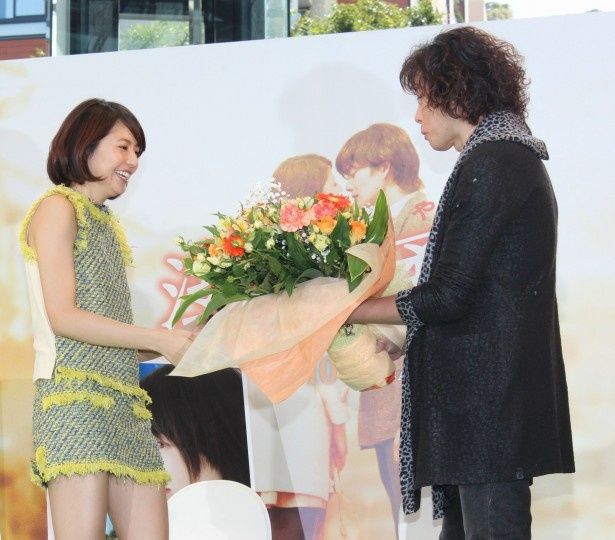 サプライズで登場した斉藤和義が長澤まさみに花束を贈呈