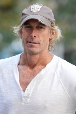 撮影中に暴行されてしまったマイケル・ベイ監督