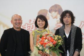 映画「潔く柔く きよくやわく」のスペシャルトークイベントより。左から新城毅彦監督、長澤まさみ、斉藤和義