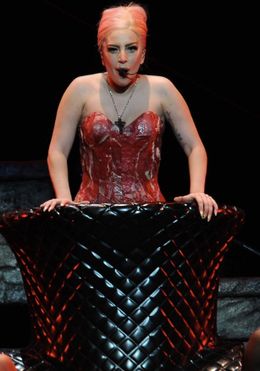 レディー・ガガの生肉を使ったドレスを生んだスタイリストがマイリー・サイラスに興味？