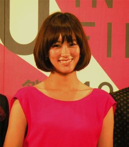 グリーンカーペットセレモニーに登壇した水川あさみ。観客からの「かわいい～」という声にも笑顔で応えていた