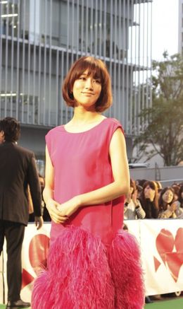 颯爽とグリーンカーペットを歩いて登場する「バイロケーション」の主演・水川あさみ