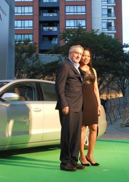 夫人と一緒に車で登場したロバート・デ・ニーロ(左 )
