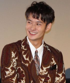 『オー！ファーザー』舞台挨拶で笑顔を見せた岡田将生