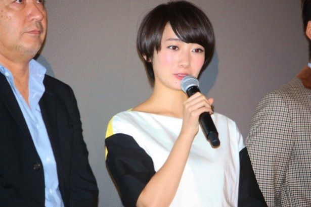 川口朝美役の波瑠