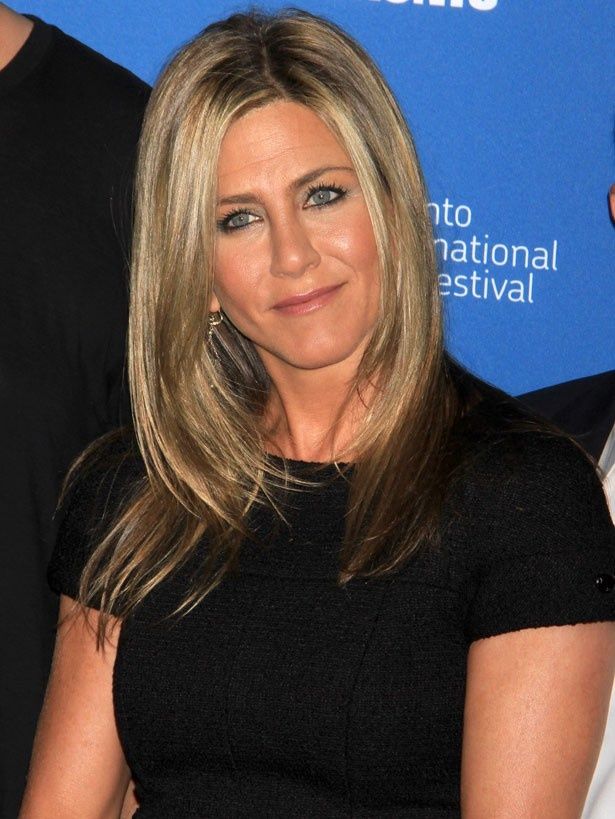 現在、俳優のジャスティン・セローと婚約中のジェニファー。アンジーが彼女について語るなんて気になる！