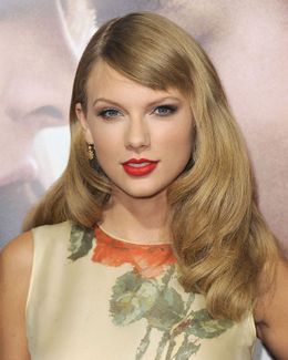 歌手のテイラー・スフィフト、今度は｢トゥルーブラッド｣のセクシー俳優アレクサンダー・スカルスガルドと交際中!?