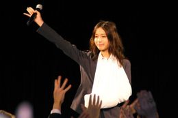 劇中と同じ衣装で登場し、ファンを喜ばせた戸田恵梨香