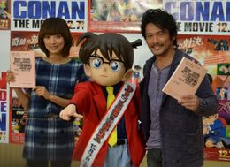 「ルパン三世vs名探偵コナン THE MOVIE」の公開アフレコに臨んだアニメ声優初挑戦の内野聖陽(右)と夏菜(左)