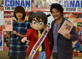 「ルパン三世vs名探偵コナン THE MOVIE」の公開アフレコに臨んだアニメ声優初挑戦の内野聖陽(右)と夏菜(左)