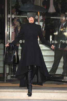 愛犬アリスを亡くし悲しみに暮れるガガ