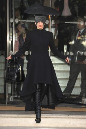 愛犬アリスを亡くし悲しみに暮れるガガ